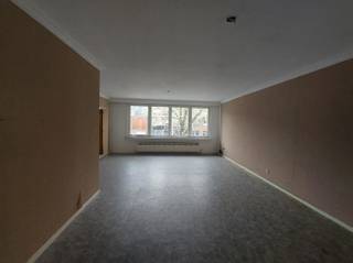 <p><span><span>Appartement op de 1ste verdieping met 2 slaapkamers, terras en garage.</span></span><br /><br /><span><span>Het appartement is rustig gelegen, nabij het centrum van Brasschaat, winkels, scholen, openbaar vervoer en heeft de volgende indeling: </span></span><br /><br /><span><span>Inkomhal met vestiaire, vooraan een zeer grote leefruimte met aansluitend de gesloten keuken. Deze beschikt over een ingebouwde oven, afwasmachine, inductie kookplaat en dampkap. </span></span><br /><span><span>De badkamer is voorzien van een ligbad en lavabo meubel.</span></span><br /><span><span>Verder zijn er nog 2 grote slaapkamers waarvan 1 met terras . Apart toilet en grote berging.</span></span></p><p><span><span>Geen lift. Vrij vanaf 01/09/2026.</span></span><br /><br /><span><span>Pluspunten: </span></span><br /><span><span>- Gunstige ligging nabij centrum van Brasschaat met toch een groen uitzicht.</span></span><br /><span><span>- Individuele meters voor gas, elektriciteit en water.</span></span><br /><span><span>- Terras en garagebox aanwezig.</span></span><br /><span><span>- Lage gemeenschappelijke kosten.</span></span></p>