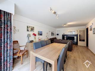 Dit instapklaar gemeubeld appartement met een oppervlakte van +/- 80m2 in Middelkerke biedt een lateraal zeezicht vanuit de woonkamer. Het appartement beschikt over een EPC-B, conforme elektrische installatie en is beschikbaar vanaf 1/11/2026.<br /><br />op 8 km van Oostende, 50 m van de dijk, 200 m van het casino en op een steenworp afstand van alle voorzieningen (bakkerij, buurtwinkel, slagerij, apotheek, ...) de indeling is als volgt:<br />inkomhal met vestiaire en apart toilet - woonkamer - keuken - berging - 2 slaapkamers - Badkamer (bad en douche).<br /><br />Er is ook een kelder en fietsenberging aanwezig.<br /><br />Maandelijkse huur van € 890<br />lasten voor syndicus & privéwater € 100