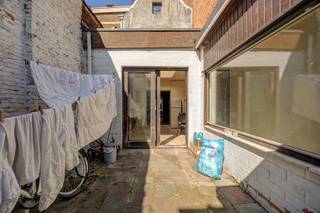 In de Adegemstraat 91 in Mechelen bevindt zich dit gelijkvloers appartement met 3 slaapkamers en 1 badkamer. Het appartement beschikt over een praktische indeling en biedt voldoende ruimte voor een gezin, koppel of wie een extra kamer zoekt als bureau, dressing of hobbyruimte.<br /><br />De ligging is een belangrijk pluspunt. U woont hier zeer centraal in Mechelen, met winkels, scholen en andere voorzieningen in de buurt. Ook het openbaar vervoer bevindt zich op korte afstand, wat zorgt voor een vlotte verbinding binnen en buiten de stad.<br /><br />Het appartement is momenteel verhuurd.<br /><br />Contacteer ons via 0492 83 88 19 of jarno@groepvanhaute.be