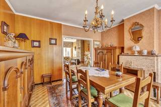<p>Te Liedekerke bevindt zich deze woning op een perceel van <strong>3are 24ca</strong>. Het centrum met zijn scholen, winkels, horeca bevindt zich op wandelafstand. Eveneens het treinstation van Liedekerke bevindt zich in de nabijheid. De oprit E-40 bereikt men op 5 min. rijden. <strong>Dit robuuste pand biedt, mits renovatie, veel mogelijkheden.</strong> De indeling op het gelijkvloers is als volgt: een living bestaande uit een eetplaats en salon, een keuken en een berging. Het verdiep bestaat uit een nachthal,<strong> drie slaapkamers</strong> en een badkamer (bad en lavabo). Met een vaste trap begeeft men zich naar de <strong>zolder waarop nog extra kamers kunnen gecreëerd worden.</strong> Verder beschikt deze woning over<strong> een doorgang vanop de straatzijde naar de achterliggende tuin, een terras en een prachtige tuin</strong>. Betonconstructie - Te renoveren - Centrale, doch rustige ligging - Parkeergelegenheid voor de woning.</p>