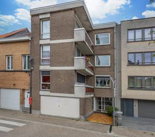 <p>Ruime garage van +/- 55m²² in het centrum van Sint-Agatha-Berchem, Kerkstraat 100.</p><p></p><p>Garage van circa 55m²², toegankelijk via een manuele poort. </p><p></p><p>e ruimte biedt tal van mogelijkheden: opslag, atelier of stalling voor meerdere voertuigen.</p><p></p><p>De garage is momenteel verhuurd voor een maandelijkse huurprijs van 700 euro, wat een interessant huurrendement oplevert.</p><p></p><p>Bij persoonlijk gebruik kan door de koper een huuropzeg worden voorzien voor eigen gebruik.</p><p></p><p>Het niet-geïndexeerd kadastraal inkomen bedraagt 240 euro. Het goed maakt deel uit van een gebouw met slechts 4 eenheden.</p>