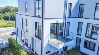 Een ruim (116m²), recent nieuwbouwappartement (BEN) met oa. 3 slaapkamers, terras, <br />staanplaats (verplichte aankoop) en kelder, welgelegen nabij openbaar vervoer, invalswegen en centrum van Dilbeek! Bestaande uit: Op de eerste verdieping: inkom met vestiaire, leefruimte/eetplaats (32.17m²) met aansluitend een aangenaam terras (6.00m²), open en volledig ingerichte keuken (8.16m² - kookplaat, oven, dampkap, verlek, koelkast, vaatwasser), nachthal, berging (4.44m² - met aansluitingen DK + WM), apart toilet, badkamer (5.35m² - ligbad met douche, dubbele lavabo met meubel), 3 slaapkamers (16.17m²/11.36m²/8.49m²). <br />Verder: terras, kelder (inbegrepen), ondergrondse staanplaats (verplichte aankoop - € 25.000). <br />Buitenschrijnwerk ALU dubbel glas - Individuele centrale verwarming (warmtepomp) - EPC: 26 Kwh/m² - UC: 23016-G-OMV_2019037842/EPO2120/A001/D01/SD006 (label A) - Bruto bewoonbare oppervlakte (EPC) : +- 116m² - Lift in het gebouw! Gemeenschappelijke lasten : aangevraagd - Elektrische installatie volledig conform! - Nutsvoorzieningen: aparte tellers water, elektriciteit, zonnepanelen aanwezig, ventilatiesysteem D, vloerverwarming - Aankoop (onder voorwaarden) mogelijk onder registratiestelsel - Stedenbouwkundige inlichtingen aangevraagd - Vg/Wg/Gmo/Gvkr/Gvv - Meer info op: www.rozenlaan5-1.02.be !