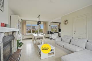 Kijkdag op zaterdag 13/06 - op afspraak!<br />In het hart van Oostkamp, op wandelafstand van het prachtige Nieuwenhovebos en het centrum, vindt u deze verzorgde bel-étagewoning met een bewoonbare oppervlakte van 158 m². Hier geniet u van een rustige, groene omgeving met alle voorzieningen vlakbij.<br />De woning werd steeds uitstekend onderhouden en combineert comfort met energiezuinigheid dankzij 16 zonnepanelen, geïsoleerde spouwmuren, PVC-ramen met hoogrendementsglas en elektrische rolluiken. Met EPC-label D is er bovendien géén renovatieverplichting. <br />Op het gelijkvloers bevinden zich een ruime inkomhal, wasplaats en een garage van bijna 30 m² met elektrische poort en directe toegang tot de tuin. De eerste verdieping omvat een zonovergoten leefruimte met eetplaats en een moderne halfopen keuken uitgerust met Siemens-toestellen en een natuurstenen werkblad. De gezellige houtkachel zorgt voor extra sfeer in de leefruimte. De tweede verdieping biedt plaats aan drie volwaardige slaapkamers en een badkamer. Buiten geniet u van een volledig omheinde tuin met overdekte berging en een brede oprit voor drie wagens. Een instapklare, energiezuinige en warme gezinswoning op een uitstekende locatie, met vlotte verbinding naar Brugge, Gent, Kortrijk en de kust.<br />De vermelde prijs is een richtprijs. Elk bod hoger of lager dan de vermelde prijs wordt overgemaakt aan de eigenaar die zich het recht voorbehoudt om dit al dan niet te aanvaarden. (Vg, Wg, Gmo, Gvkr, Vv) Ref. BR00384