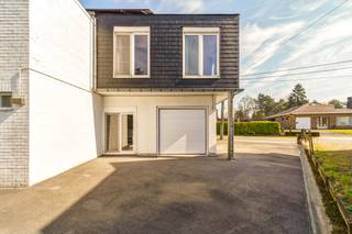 <p>Interesse? Neem gerust contact op met Erik via erik@copandi.be of via 0497/530796.</p><p></p><p>Deze ruime open bebouwing is gelegen in Boortmeerbeek (Hever), meer bepaald in de Kallebeekstraat 18. Dit is een rustige straat op een goede locatie. Winkels, openbaar vervoer en scholen zijn te vinden in de nabijheid. De woning werd gebouwd op een mooi perceel van 10a32ca. Oorspronkelijk dateert de woning van 1965, maar in 1995 werd ze uitgebreid met twee extra entiteiten. Hierdoor is er nu een gelijkvloers woongedeelte met 3 slaapkamers en daarboven nogmaals 2 wooneenheden met elk 2 slaapkamers.</p><p>Er werd goed geïsoleerd en er werden zonnepanelen met een batterij geplaatst, waardoor ze beschikt over een erg positief EPC met een B-label. Ook is de woning volledig asbestveilig.</p><p>Een interessante opportuniteit voor een grote familie, die graag wil samenwonen op hetzelfde adres, maar toch apart.</p><p></p><p><strong>Gelijkvloers</strong><br />Het gelijkvloers vormt één geheel met de grote tuin en biedt een aangename en praktische woonindeling. Er is een grote leefruimte met aansluitend de keuken met extra berging. Op deze verdieping zijn er bovendien meerdere kamers die kunnen dienen als slaapkamers, bureau of hobbyruimte. Verder beschikt het gelijkvloers over een badkamer, een apart toilet en een ruime garage met plaats voor een wagen en extra opslag. De directe connectie met de tuin maakt dit niveau bijzonder aantrekkelijk voor wie houdt van buitenruimte en rust.</p><p><br /><strong>Verdiep 1</strong><br />Op de eerste verdieping bevinden zich twee aparte woonunits, elk met een eigen indeling. Beide units beschikken over een leefruimte met keuken, slaapkamers en sanitaire voorzieningen.</p><p><br /><strong>Verdiep 2</strong><br />Elke woonunit beschikt over een eigen zolderkamer, wat zorgt voor extra ruimte die kan dienen als slaapkamer, bureau of bergruimte.</p><p><br />✅ Gelijkvloers met grote tuin<br />✅ Twee aparte woonunits op de verdieping<br />✅ Zeven slaapkamers<br />✅ Garage en veel bergruimte<br />✅ Goede ligging</p><p>✅ Asbestveilig</p><p>✅ Goed EPC met B-label</p>