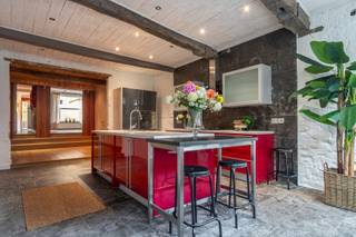 Het gelijkvloers heeft een bewoonbare opp. van 125 m². We betreden de woning in de mooie keuken (29 m²), die uitgerust is met gasvuur,...