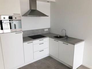 Licht appartement op zeer centrale ligging vlakbij openbaar vervoer, winkels,....<br /><br />Indeling:  <br /><br />Inkomhal met afzonderlijk toilet.<br />Living met open ingerichte keuken voorzien van toestellen, tegels.<br />Slaapkamer op tegels.<br />Badkamer ingerichte met ligbad en dubbele lavabo.<br />Berging met aansluiting wasmachine.<br /><br />Algemene onkosten : € 65 per maand. P te huur aan €70 per maand.<br />Alle nutsvoorzieningen zijn individueel.<br /><br />2 fietsenstallingen beschikbaar.<br /><br />Beschikbaar vanaf 01/12/26
<div> </div>