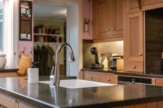 <p>Langs de Brugsestraat in Zedelgem bevindt zich deze charmante en bijzonder ruime woning. Dankzij de centrale ligging geniet u van een uitstekende bereikbaarheid naar Brugge, Torhout, Roeselare en Kortrijk, terwijl winkels, scholen en openbaar vervoer zich op korte afstand bevinden.</p>
<p><br />Bij het binnenkomen wordt u verwelkomd in een lichtrijke leefruimte met een gezellige open haard en karaktervolle elementen die zorgen voor een warme sfeer. Aansluitend bevindt zich de ruime eetplaats en een polyvalente ruimte die perfect kan dienen als bureau, speelkamer of hobbyruimte.</p>
<p><br />De volledig geïnstalleerde keuken vormt het hart van de woning en beschikt over kwalitatieve inbouwkasten, een ruim kookeiland en veel natuurlijk licht dankzij de grote raampartijen.</p>
<p><br />Verder beschikt de woning over een comfortabele badkamer met ligbad, regendouche en dubbele lavabo. Op de verdieping bevinden zich vier ruime slaapkamers met ingebouwde kasten en veel lichtinval.</p>
<p><br />Buiten geniet u van een ruim terras en een zwembad, waar u in alle privacy kan ontspannen.</p>
<p><br />Troeven:<br />• 4 ruime slaapkamers<br />• Lichtrijke leefruimtes<br />• Gezellige woonkamer met open haard<br />• Polyvalente bureau- of hobbyruimte<br />• Volledig uitgeruste keuken met kookeiland<br />• Badkamer met ligbad en regendouche<br />• Ruim terras en zwembad<br />• Centrale ligging met vlotte bereikbaarheid</p>
<p><br />Deze woning combineert ruimte, comfort en een uitstekende ligging, ideaal voor gezinnen die op zoek zijn naar een instapklare thuis met tal van mogelijkheden.</p>
<p><br />Voor meer informatie of een bezoek, contacteer Simon via simon@vicusvastgoed.be of op het nummer 0498 12 37 08.</p>
