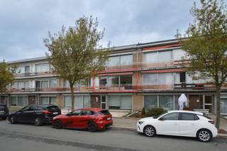 <h3>Gunstig gelegen appartement met twee slaapkamers en autostaanplaats in Merksem</h3>
<p>In een rustige woonwijk van Merksem vind je dit instapklare appartement op de eerste verdieping, met twee slaapkamers, een autostaanplaats én toegang tot een gemeenschappelijke tuin. Dankzij de EPC-score B geniet je hier van een energiezuinige woonervaring.</p>
<p><strong>Indeling van het appartement:</strong></p>
<ul>
<li>
<p><strong>Lichtrijke leefruimte</strong> met voldoende plaats voor een gezellige zithoek en eethoek.</p>
</li>
<li>
<p><strong>Volledig uitgeruste keuken</strong> voorzien van een keramische kookplaat, oven, vaatwasser, spoelbak en aansluitingen voor een wasmachine.</p>
</li>
<li>
<p><strong>Inkomhal</strong> met praktische vestiairekast.</p>
</li>
<li>
<p><strong>Apart toilet</strong> met handenwasser.</p>
</li>
<li>
<p><strong>Twee slaapkamers</strong>, beide voorzien van rolluiken en handige bergruimte.</p>
</li>
<li><strong>Bergruimte met maatkast.</strong></li>
<li>
<p><strong>Badkamer</strong> met bad/douchecombinatie, enkele lavabo in meubel en een handdoekendroger.</p>
</li>
<li>
<p><strong>Gemeenschappelijke tuin</strong>, ideaal om van de buitenlucht te genieten.</p>
</li>
<li>
<p><strong>Privatieve autostaanplaats in de kelder</strong>, inbegrepen in de huurprijs.</p>
</li>
<li>
<p>Verwarming op aardgas.</p>
</li>
<li>
<p><strong>Geen lift aanwezig.</strong></p>
</li>
</ul>
<p><strong>Huurprijs:</strong> € 980 per maand<br /><strong>Vaste kosten:</strong> € 70 per maand, voorschot privé waterverbruik.</p>
<p>Dit appartement combineert comfort, praktische indeling en een gunstige locatie in Merksem. Ideaal voor wie op zoek is naar een energiezuinige en instapklare woonst met buitenruimte en parking. Interesse? Bel ons vandaag nog op <strong>03 535 12 75</strong> voor een bezoek ter plaatse.</p>
<p><strong>Verhuurvoorwaarden:</strong><br />De ingaande plaatsbeschrijving wordt opgemaakt door een extern expertisebureau voor een prijs van <strong>€ 250 incl. 21% btw</strong>. Bij vertrek wordt opnieuw een plaatsbeschrijving opgemaakt aan <strong>€ 181,50</strong>. De <strong>waarborg bedraagt drie maanden huur</strong> en wordt gestort op een geblokkeerde rekening bij <strong>Korfine</strong>.<br /><strong>De vermelde “bewoonbare oppervlakte” (81 m²) is gebaseerd op de “bruikbare vloeroppervlakte” zoals vermeld in het EPC.</strong></p>
<p></p>