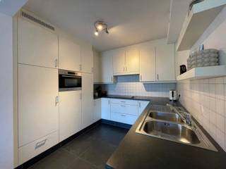 <p>Ontdek dit verzorgd duplexappartement op de eerste verdieping, gunstig gelegen in Weelde (Ravels), op korte afstand van het centrum en met een vlotte verbinding naar de omliggende gemeenten. Het appartement beschikt over een inkomhal met gastentoilet, een lichtrijke leefruimte met open keuken, een praktische berging, een badkamer en twee volwaardige slaapkamers. Buiten geniet u van een aangenaam terras. Daarnaast beschikt u over twee privatieve parkeerplaatsen en een gemeenschappelijke fietsenberging in de ondergrondse garage. Dankzij de verwarming op aardgas, de aanwezigheid van zonnepanelen en de lift in het gebouw geniet u van extra comfort en een energiezuinige woonomgeving. Een BEZOEK aanvragen kan enkel online via WWW.VASTGOEDPARTNERS.BE</p>
<p><strong> </strong></p>