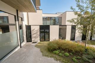 Living in Ghent is getting a whole new look with Graaf van Vlaanderen. This project offers a wonderful mix of cozy one- and two-bedroom apartments and spacious three-bedroom homes. Ideal for those starting out alone, looking for a place to live as a couple, or wanting to fully enjoy the city with the family.
Everything has been finished with an eye for detail and sustainability, so you'll live here not only beautifully but also smartly. Plenty of light, a well-thought-out layout, and a contemporary feel provide that extra touch of comfort.
And then there's the location... you'll literally live in the heart of Ghent, within walking distance of great coffee shops, restaurants, cultural venues, and shops. In short: living in Graaf van Vlaanderen means city life, but in a home that's perfectly suited to you.