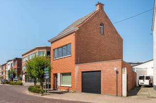 Welkom in Dorpstraat 113 te Burcht.<br /><br />Op zoek naar een charmante gezinswoning met vier slaapkamers, een garage en een centrale ligging? Dan is deze charmante woning in het hart van Burcht zeker een bezoek waard.<br /><br />Betreedt de woning via de ruime <strong>inkomhal</strong>.<br />Op het gelijkvloers bevindt zich een aangename en lichtrijke <strong>leefruimte</strong> met een gezellige <strong>zithoek</strong>. De grote raampartijen zorgen voor een mooie natuurlijke lichtinval.<br />Aansluitend ligt de <strong>eetkamer</strong> met zicht en toegang tot het <strong>koertje</strong>.<br /><br />De <strong>keuken</strong> is volledig ingericht en heeft een aansluiting voor wasmachine of vaatwasmachine.<br />Verder beschikt het gelijkvloers over een <strong>badkamer</strong> met een douche in het ligbad, lavabomeubel en toilet. <br /><br />Op de eerste verdieping bevinden zich <strong>twee ruime slaapkamers. </strong>De riante master bedroom heeft een authentieke houten vloer en grote raampartijen die een open en licht gevoel creëren.<br />Op de tweede verdieping zijn nog <strong>twee volwaardige slaapkamers.</strong> Deze zijn ideaal als kinderkamer, logeerkamer, dressing of thuisbureau.<br /><br />Een extra troef is de <strong>ruime garage</strong> met automatische poort. Hier is plaats voor een wagen, fietsen en extra bergruimte. In de garage is ook toegang tot de kruipruimte.<br /><br />Dankzij de centrale ligging in Burcht bevinden scholen, winkels en openbaar vervoer zich op wandel- of fietsafstand, waardoor alle dagelijkse voorzieningen vlot bereikbaar zijn.<br /><br /><strong>Technisch:</strong><br />- EPC: 489 kWh/m2jaar, label E<br />- P-& G-score: C & C<br />- Niet gelegen in overstrommingsgevoelig gebied.<br />- Renovatieverplichting van toepassing<br />- (stedenbouwkundige informatie in aanvraag)<br /><br />De woning is momenteel verhuurd aan familie en kan vrij zijn bij akte.<br />Plan snel een bezoek in deze leuke woning.
