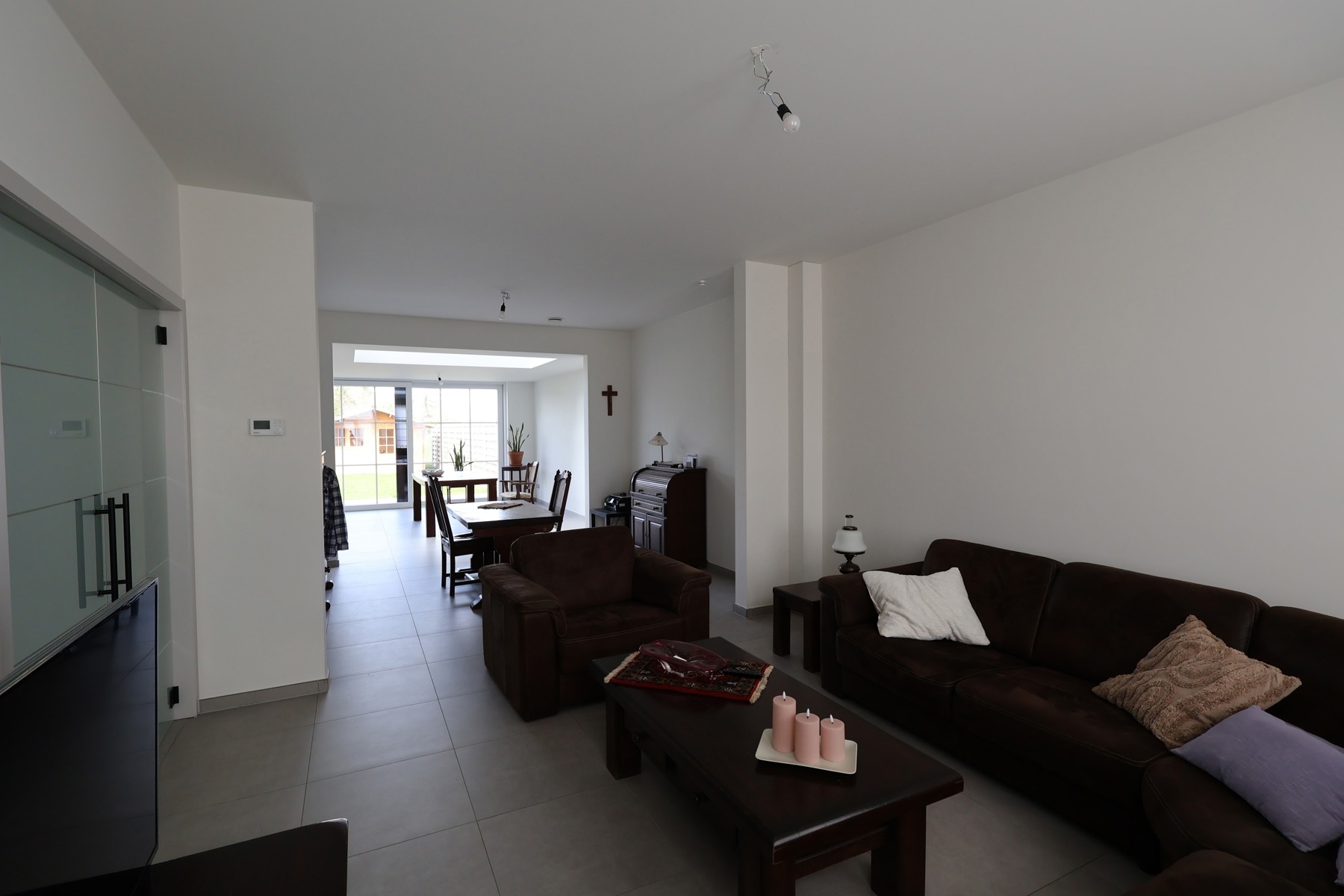 Een ruime nieuwbouwwoning met 3 slaapkamers, terras, tuin en garage.  - foto 3