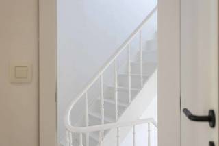 Dit volledig vernieuwd appartement in een gebouw met lift is gelegen in het stadscentrum, op wandelafstand van het station en de grote markt! Het...