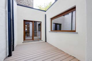 <strong>Renovatie appartement met patio in het hart van Antwerpen</strong><br /><br />Welkom in dit stijlvol gerenoveerde gelijkvloers appartement, onderdeel van een kleinschalig project van High-Five Group met slechts drie appartementen. Gelegen in de Sint-Antoniusstraat, op wandelafstand van het bruisende Zuid, het trendy Kloosterstraatkwartier en het nieuwe Zuidpark, geniet je hier van de perfecte mix tussen stedelijke levendigheid en rustige woonkwaliteit.<br /><br />Bij het binnenkomen word je meteen verwelkomd door de hoge plafonds en het open karakter van de leefruimte. De keuken sluit naadloos aan en is uitgerust met alle moderne toestellen en een royaal werkblad. Ideaal voor wie graag kookt. Tegenover de keuken zorgt een ingemaakte zitbank voor een gezellige eethoek. De patio, die aan de keuken grenst, brengt een zee aan licht binnen en creëert een aangename binnen-buiten beleving.<br /><br />Verder vind je een stijlvolle badkamer met toilet en een modieuze inloopdouche. De gang richting de slaapkamer is voorzien van praktische maatkasten met ruimte voor kleding én aansluitingen voor wasmachine en droogkast. Vanuit de slaapkamer heb je bovendien directe toegang tot een rustige buitenruimte, en zeldzame troef in het hart van de stad!<br /><br />Dankzij de lage algemene kosten, de gemeenschappelijke watermeter met tussenmeters en de mogelijkheid om de meubels over te nemen voor €5.000, is dit appartement niet alleen charmant maar ook praktisch en instapklaar.<br /><br />Ontdek deze kans met LISTED en bel +32 283 51 51