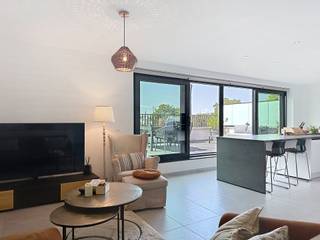 Op zoek naar een instapklaar, energiezuinig appartement met een uitzonderlijk ruim terras? Dan is dit prachtige appartement op de eerste verdieping beslist een bezoek waard.<br />Gelegen langs een vlotte invalsweg geniet u van een uitstekende bereikbaarheid, terwijl de achterzijde van het appartement verrassend rustig is met beperkte inkijk.<br />Via de oprit bereikt u zowel de garagebox als de gemeenschappelijke fietsenberging. De garagebox is niet inbegrepen in de vraagprijs en niet verplicht aan te kopen (kostprijs 32.000 euro).<br />U betreedt het appartement via een verzorgde inkomhal met gastentoilet. De leefruimte sluit aan op de luxueus uitgeruste open en grote keuken met kookeiland, het hart van de woning. Dankzij het indrukwekkende schuifraam vloeien binnen- en buitenruimte naadloos in elkaar over en bereikt u het zonnige terras van maar liefst 40 m² – een absolute meerwaarde! <br />Verder beschikt het appartement over twee slaapkamers, een stijlvolle badkamer met zowel een inloopdouche als een ligbad en een praktische wasplaats. <br />Ook op praktisch vlak scoort dit appartement uitstekend. De aanwezige zonnepanelen zorgen voor een lagere energiefactuur, terwijl de gemeenschappelijke kosten bijzonder beperkt blijven.