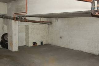 We Invest en Cyril (0499 36 01 12) bieden u deze afgesloten en beveiligde garage aan, uitstekend gelegen in Luik.

Met een oppervlakte van ongeveer 30 m² biedt deze garage plaats aan één wagen en beschikt hij bovendien over voldoende opbergruimte. De toegang bevindt zich via de Thier de la Fontaine, wat zorgt voor een vlotte en praktische bereikbaarheid.

Deze garage is ideaal voor wie op zoek is naar een veilige parkeerplaats op een strategische locatie of naar extra opslagruimte nabij het centrum van Luik.

Voor meer informatie of om een bezoek te plannen, kunt u contact opnemen met Cyril op 0499 36 01 12.