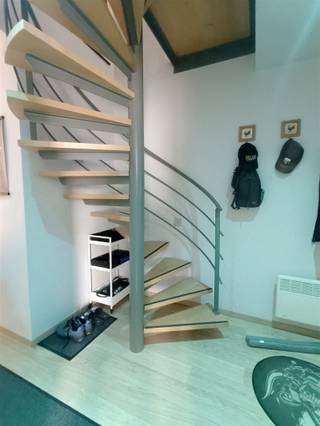 <p><span>Direct instapklaar en mooi duplexappartement op de tweede verdieping in residentie 'Casa Nathan', in het centrum van De Haan.</span></p><p><span>Het appartement beschikt over een inkomhal, gastentoilet, ruime woonkamer met open keuken, mooi terras, 2 slaapkamers met elk een eigen douchekamer en een berging op het gelijkvloers.</span></p><p><span>Het gebouw beschikt over een fietsenberging en een lift.</span></p>
