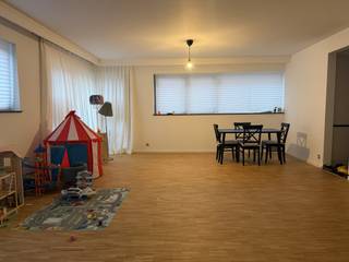 Centraal gelegen gelijkvloers appartement met 3 slaapkamers, tuintje en garageINDELING:- inkomhal met vestiairekast en gastentoilet met handenwasser-...