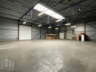 Deze functionele <strong>magazijnruimte</strong> met een oppervlakte van <strong>530 m²</strong> is uitstekend gelegen in de <strong>industriezone Pathoekeweg</strong>.<br /><br />De loods beschikt over een vrije hoogte van 5,25 m tot 7,40 m en is toegankelijk via een automatische sectionale poort (5,47 m H x 4,77 m B). Verder is de ruimte uitgerust met 2 laadkades, een duurzame polybetonvloer, TL-verlichting, een lichtstraat, stadswater en een 380V-elektriciteitsaansluiting.<br /><br />Dankzij de strategische ligging nabij de Expresweg (N31) geniet u van een vlotte verbinding naar de A11, E40 en E403, wat zorgt voor een uitstekende bereikbaarheid.<br /><br />Op de verharde site is er bovendien ruime parkeer- en manoeuvreerruimte beschikbaar.<br />Ook mogelijkheid tot huren van 1.030 m² magazijnruimte.<br /><br />Contacteer<strong> PANORAMA B2B</strong> voor bijkomende (technische) inlichtingen, plannen of een vrijblijvend plaatsbezoek <strong>0479 70 70 73</strong>.