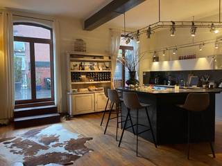Deze mooie ruime loft geeft het ultieme stadsgevoel op toplocatie op het trendy Zuid te Antwerpen. Via mooie inkom toegang tot de uiterst ruime living en eetkamer op eiken parketvloer. Overal zeer veel lichtinval, uiterst gezellig! Er is een volledig uitgeruste open keuken met eiland, toegang via openslaande deur naar het grote zonneterras op bankirai. Hier zalig vertoeven en veel privacy alsook uiterst rustig. Er is een luxueuze badkamer met ligbad, dubbele lavabo en afzonderlijke douche. Deze loft heeft een goede praktische en functionele indeling. Er is een ruimte voor een groot afzonderlijk bureau. Er zijn 3 grote slaapkamers die allemaal uitkomen op een mooie gang. Er is een tweede badkamer met douche toilet en lavabo. Er is een afzonderlijk toilet met handen-wasser. Ruime berging met aansluiting voor wasmachine. Kortom deze loft heeft ruimte, mooie lichtinval en karaktervolle elementen. Het is de ideale plek voor wie stijlvol wil wonen op toplocatie in de stad!! Een aanrader! PARKING IN HET GEBOUW INBEGREPEN. Kelderberging ook inbegrepen.<br />Vaste kosten 150€/maand.<br />Meer info: www.domus-immobilien.be of 0475/653581. EPC 118KWH/M2 LABEL B certificaatnr.20240129-0003118752-RES-1.
