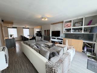 Woning te koop in Geluwe<br /><br />Bij het betreden van het pand is er een mogelijkheid om een 2de living te maken op het gelijkvloers (ideaal als kangoeroewoning) of terug omzetten als winkel. Er is momenteel een slaapkamer aanwezig en er kan ook een badkamer geïnstalleerd worden. Via de berging kom je in de tuin die ook toegang heeft naar het eerste verdiep. Ook 4 airco's aanwezig op het gelijkvloers. <br />1ste verdiep: living met zicht op het terras en open keuken + toilet (ook hier een airco aanwezig)<br />2de verdiep: 3 slaapkamers en badkamer <br /><br />Ideaal voor:
<ul><li>gezinnen die ruimte en flexibiliteit zoeken</li><li>investeerders (2 wooneenheden mogelijk - aparte meters reeds aanwezig)</li></ul>
pluspunten:
<ul><li>28 zonnepanelen (8 maand energieonafhankelijk)</li><li>gestuurde warmtepompboiler</li><li>5 airco's</li></ul>