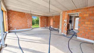Ontdek deze stijlvolle en instapklare nieuwbouwwoning, rustig gelegen aan de Gitsberg.<br />Deze energiezuinige woning combineert hedendaags wooncomfort met een doordachte indeling, hoogwaardige afwerking en een prachtige <strong>zuidgerichte tuin</strong>.<br /><br />Met een bewoonbare oppervlakte van ca. 160 m², een perceel van maar liefst 891 m² en een uitzonderlijk <strong>laag E-peil</strong>, geniet u hier van een duurzame woning die klaar is voor de toekomst.<br /><br />Dankzij de <strong>warmtepomp en vloerverwarming </strong>woont u niet alleen comfortabel, maar ook energiezuinig.<br /><br />De woning omvat een inkomhal met vestiaire en gastentoilet, een lichtrijke leefruimte met open keuken en aansluitende berging. Op de verdieping bevinden zich drie volwaardige slaapkamers, een praktische bovenberging en een stijlvolle badkamer uitgerust met een dubbel lavabomeubel, ligbad en <strong>inloopdouche</strong>.<br /><br />Buiten geniet u van een ruime zuidgerichte tuin, ideaal om in alle rust te ontspannen. Daarnaast beschikt de woning over een <strong>dubbele carport</strong> van 36 m² en een ruime tuinberging van 18 m².<br /><br /><u><strong>Troeven van deze woning:</strong></u><br />- Moderne en instapklare nieuwbouwwoning<br />- Rustige ligging aan de Gitsberg<br />- Perceeloppervlakte: 891 m²<br />- Bewoonbare oppervlakte: ca. 160 m²<br />- Zuidgerichte tuin<br />- Warmtepomp en vloerverwarming<br />- E-peil E16<br />- Dubbele carport: 36 m²<br />- Ruime tuinberging: 18 m²<br /><br />Onder bepaalde voorwaarden kan deze woning namelijk aangekocht worden aan het verlaagde <strong>btw-tarief</strong> van slechts <strong>6%</strong>, wat een aanzienlijk financieel voordeel kan opleveren.<br /><strong>Prijs: € 630.000 excl. btw</strong><br /><br />Interesse in deze energiezuinige nieuwbouwwoning? Neem gerust contact op voor meer informatie of een bezoek ter plaatse.