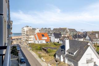 In de Charleroistraat te Koksijde, een zijstraat van de Zeedijk, vinden we dit instapklaar appartement met 2 slaapkamers te koop. Dit appartement is zuid-oost gericht en heeft vanop het terras een lateraal zeezicht. Zeer rustig gelegen vlakbij zee en op wandelafstand van het centrum. Zoekt u immo in Koksijde? Lees dan zeker verder.INDELING:> vierde verdieping:- inkomhal met ingemaakte kasten;- aangename leefruimte met aanpalend terras;- vernieuwde keuken voorzien van keramische kookplaat, dampkap, spoelbak, koelkast, combi microgolfoven en vaatwasmachine;- vernieuwde badkamer met inloopdouche en lavabo;- apart toilet;- 2 volwaardige slaapkamers.> Privatieve kelderberging.> Gemeenschappelijke fietsenberging.ALGEMEEN:- zeer centrale ligging en vlakbij zee;- EPC C (224 kWh/m² jaar);- elektrische verwarming;- mogelijkheid tot aankoop van de meubels.