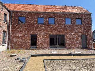 <p><strong>Te koop: Casco woning 5 met veel potentieel – aan 6% btw</strong><br />Woning 5 maakt deel uit van een <strong>kleinschalig woonproject met meerdere woningen</strong>, opgevat als een aangename <strong>woongemeenschap</strong>. Dit biedt extra voordelen zoals <strong>meer veiligheid</strong>, een rustige woonomgeving en een sterk buurtgevoel.</p>
<p>De casco woning vormt een uitstekende basis om volledig naar eigen smaak af te werken en beschikt over <strong>3 slaapkamers</strong>, een <strong>badkamer</strong>, een <strong>keuken</strong> en een <strong>open leefruimte</strong> die zorgt voor een ruimtelijk en licht gevoel. Daarnaast zijn er <strong>parkeergelegenheden</strong> voorzien, wat extra comfort en gemak biedt.</p>
<p><strong>Verkoop aan 6% btw (onder voorwaarden).</strong><br />Interesse? Neem gerust contact op voor meer informatie of een bezoek.</p>