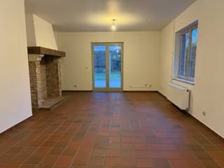 Rustig en groen gelegen landhuis met 3 slaapkamers<br /><br /><strong>INDELING:</strong><br />- inkomhal met vestiairehoek en toilet voorzien van handenwasser<br />- woonkamer (ca 30m²) op tegelvloer <br />- ruime verwarmde tuinkamer (ca 25m²) aansluitend aan de woonkamer<br />- keuken ingericht met nieuwe (nog te plaatsen) ceramische kookplaat en dampkap een koel-vrieskast, microgolfoven, oven en vaatwasser<br />- nachthal met vaste kast<br />- badkamer ingericht met lavabo, wc, douche en ligbad<br />- ruime hoofdslaapkamer (ca 15m²) op kurkvloer<br />- 2 éénpersoonskamers (ca 9m²) op parketvloer<br />- inpandige garage met automatische poort met hoek voor was- en droogautomaat<br /><br /><strong>DIVERSEN:</strong><br />- ruime afgewerkte bergzolder bereikbaar via luik met trap<br />- binnen volledig geschilderd<br />- ruime tuin met tuinberging<br />- rustige en groene omgeving<br />- voor meer info of een bezoek: info@devavastgoed.be