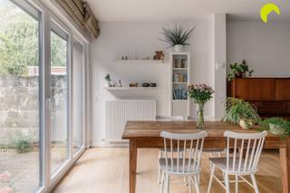 Schitterend gelijkvloers appartement te koop met tuin in de leuke Cederlaan bij park Den Brandt in Wilrijk! Welkom in dit instapklare appartement met...