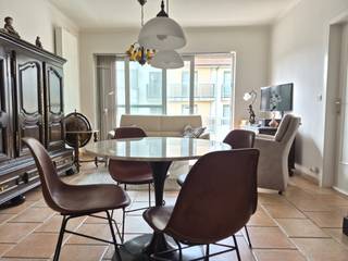 Ruim 1-slaapkamer appartement met <u><strong>lateraal zeezicht</strong></u> te koop. Dit <u><strong>gerenoveerd appartement</strong></u> is centraal gelegen in Oostduinkerke-Bad op het 4de verdiep van de residentie Byblos.<br />Indeling: Inkom, woonkamer, keuken, badkamer met douche en wasplaats, ruime slaapkamer voorzien van inbouwkasten en een kelderberging. De woonkamer en slaapkamer geven allebei uit op het <u><strong>zuid-west gericht terras</strong></u> van waar u kunt genieten van de middagzon en zicht op zee.