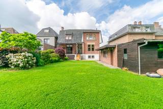Een karaktervolle, te moderniseren vrijstaande woning te Halle met 2 slaapkamers, rustig gelegen in een residentiele wijk (Villalaan)! Op het gelijkvloers: inkomhall, vestiaire, toilet, wasplaats, koele berging, bureel. Op de eerste verdieping: open woonkamer en eetplaats (+/-50m²); ingerichte keuken (12m²) met overdekt terras achteraan (8m²) en terras vooraan (12m²). Op de tweede verdieping: 2 ruime slaapkamers (20,8m² en 18,4m²); badkamer (12m²). Verder: vrijstaande garagebox, tuinopslag (6m²), afgesloten tuin. Buitenschrijnwerk hout dubbel glas en enkel glas - Centrale verwarming op aardgas. EPC: 457 kWh/m² - UC: 20260517-0003868508-RES-1 - label E (renovatieverplichting) - Perceeloppervlakte: 7a 60ca - kadastraal inkomen: Niet-geïndexeerd 996EUR - Nutsvoorzieningen: water, gas, elektriciteit, regenwaterput, haardcassette - Vg, Wg, Gmo, Gvkr; Gvv - Meer informatie en documentatie op : www.villalaan99.be !!!