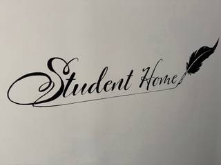 LAATSTE KAMERS BESCHIKBAAR!!<br /><br />Bent U op zoek naar de perfecte studentenkamer / studentenstudio?<br /><br />LIGGING:<br />Gelegen aan de Jan Delvinlaan 70, geniet dit gebouw van een locatie dichtbij het centrum van Gent. De uitstekende verbindingen met het openbaar vervoer en de korte afstand tot belangrijke campussen maken dit een ideale plek voor studenten. Bovendien bevindt het pand zich in een buurt met een mobiscore van 9,3/10, winkels zijn binnen bereik.<br /><br />INDELING en FACILITEITEN:<br />Het gebouw is volledig gerenoveerd en bestaat uit;<br />- 36 studenten units<br />- Drie gemeenschappelijke keukens<br />- Hippe leefruimte voor gezellig samenzijn<br />- Grote fietsenberging, ideaal voor studenten<br />- Lift<br /><br />De kamer heeft een lavabo en maakt verder gebruik van de gemeenschappelijke keuken en badkamer. <br />Bovendien is de kamer gemeubileerd (bed, matras, bureau, bureaustoel en kleerkast).<br /><br />BIJKOMENDE INFO:<br />- Huurprijs: € 425 / maand<br />- Voorschot verbruik elektriciteit, verwarming, water en internet: € 90 / maand<br />- Beschikbaarheid: Onmiddellijk<br />- De kamers kunnen enkel gehuurd worden door studenten.<br />- Geen domicilie mogelijk!