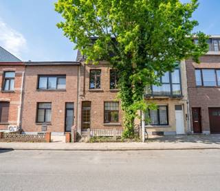 <p>🌿 Welcome to this unique renovation opportunity, located in a quiet, green street with all daily amenities nearby. This home was completely gutted down to the shell and offers an exceptional opportunity to create a dream home completely to your own taste.</p><p>🌳 <strong>Quiet location with everything close by<br />Despite</strong> the quiet and green surroundings, you will enjoy a very central location here. Stores, schools and public transportation are a short distance away, making this location ideal for families or those who want to combine comfort and accessibility with tranquility.</p><p>The spacious rear garden is an absolute asset and offers numerous possibilities: a cozy family spot, play area for children or a green oasis to fully unwind.</p><p>🏡 <strong>Crude construction with major works already provided<br />The</strong> house was completely stripped down to the shell, allowing you to start from an empty canvas without demolition works.</p><p>Major structural works are already included in the asking price:</p><ul><li>New windows</li><li>Renewed roof</li></ul><p>This makes the home a solid and worry-free foundation for further custom finishing.</p><p>Inside, you have complete freedom to choose the layout, style and materials to create your ideal home.</p><p>⭐ <strong>Summary<br />✔</strong> Completely gutted to shell<br />✔ New windows included in asking price<br />✔ Renewed roof included in asking price<br />✔ Spacious garden with lots of potential<br />✔ Quiet, green street<br />✔ Central location near stores and schools<br />✔ Completely to your own taste to finish</p><p>Are you looking for a home that you can fully personalize in a quiet yet central location? Then this is a unique opportunity.</p>