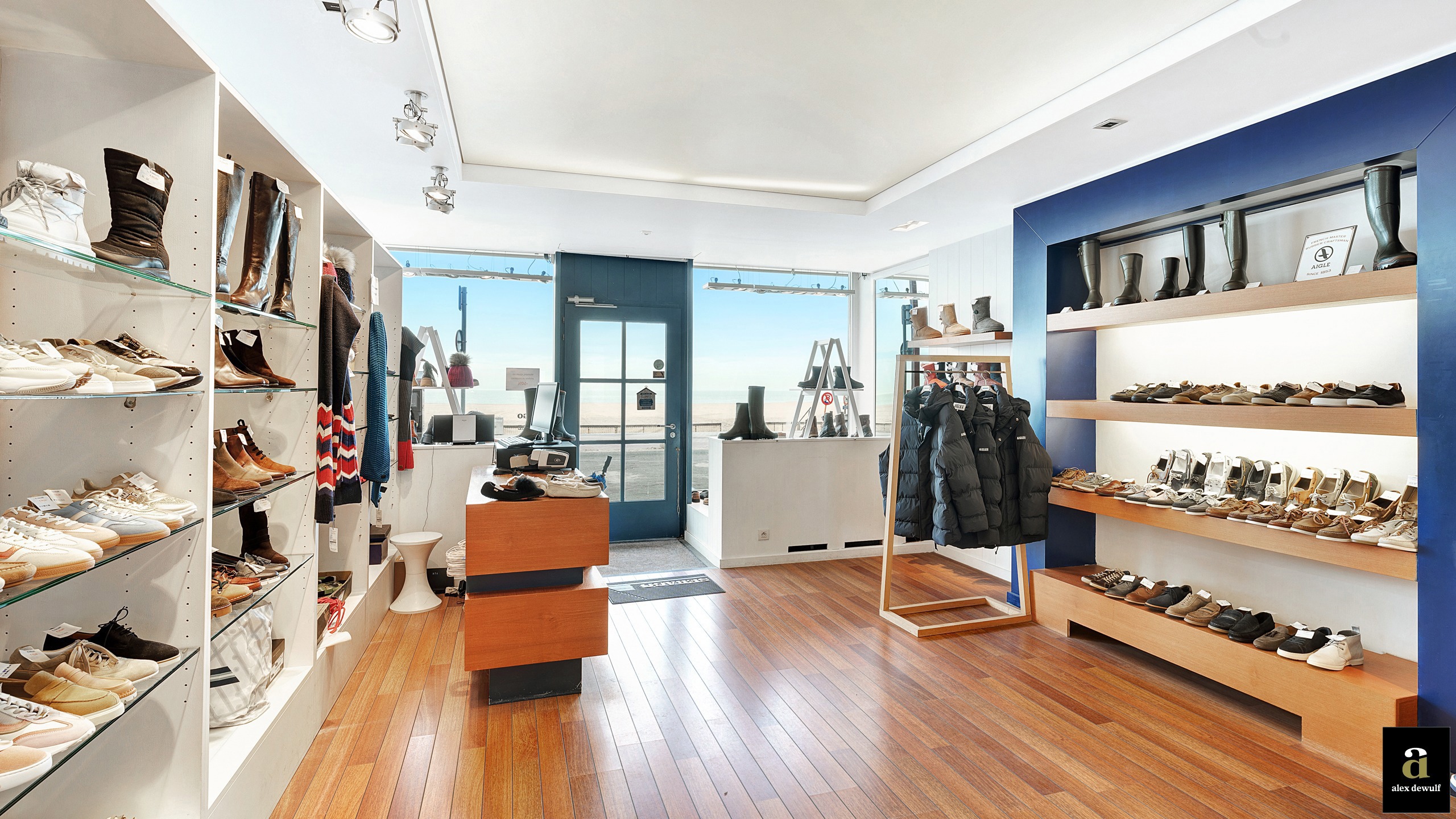 Winkel op de hoek van de Zeedijk met de Strandstraat [Knokke - Zoute]. - foto 4