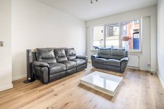 Op de gelijkvloers van dit volledig gerenoveerd kleinschalig appartementsgebouw op de Salvialei bevindt zich dit instapklare appartement.<br />Dankzij de recente totaalrenovatie in 2024 geniet u hier van modern comfort, lage gemeenschappelijke kosten en een aangename woonomgeving op de grens van Merksem en Schoten, aan den Deuzeld.<br /><br />Enkele pluspunten:<br />+ Zuid-West tuin van 120m<sup>2!</sup><br />+ Volledig gerenoveerd gebouw met lage kosten!<br />+ Instap klaar appartement<br />+ Gegeerde wijk, grens Merksem tegen Schoten<br /><br />Dit appartement verwelkomt u in een aangename en lichtrijke leefruimte, waar de grote ramen met rolluiken zorgen voor een veel natuurlijk licht. De ruimte is afgewerkt met een verzorgde laminaatvloer en sluit aan op de grote keuken. Deze keuken is voorzien van een gasvuur en geef toegang tot de Zuid-West tuin van 120m<sup>2</sup>! Verder beschikt het appartement over een ruimte met de wasmachine en droogkast die inbegrepen zijn!<br /><br />Vervolgens een moderne badkamer met inloopdouche, lavabomeubel en hangwc. Achteraan bevindt zich de ruime slaapkamer van 13 m², die doorgeeft tot nog een even grote ruimte met een 2<sup>de</sup> apart toilet, echter staan deze niet mee op de originele vergunning.<br />Achter de slaapkamer kan u genieten van de Zuid-West georiënteerde tuin van 120m<sup>2</sup> dewelke geniet van meerdere terrassen, veel groen en veel privacy!<br /><br />Tot slot geniet u hier van een uitstekende bereikbaarheid dankzij de nabijheid van tram 2 en 3, waarmee u zich vlot naar het centrum van Antwerpen verplaatst. Gelegen in de gegeerde wijk Merksemheide, op de grens met Deuzeld in Schoten, woont u hier in een rustige en aangename buurt met alles binnen handbereik.