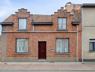 On a plot of 1 acre 27 sqm in the quiet J.B. Callebautstraat 101 in Affligem, you will find this cozy house with a lot of potential. On the...