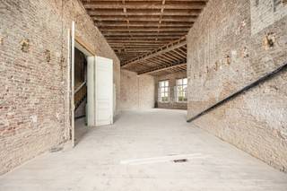 Een zeldzaamheid aan de Antwerpse Scheldekaaien, een te renoveren herenhuis.Op het Antwerpse Zuid, aan de Kaaien bevindt zich dit uitzonderlijk...