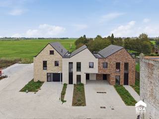 strong&gt;Op zoek naar een woning met een prachtig uitzicht over de Ijzervallei? <em>Zo Gevonden.</em><br /><br />In Roesbrugge starten we met de bouw van een nieuw project, <strong><u>Residentie Yzersterk ,</u></strong> deze 3 woningen zijn gelegen vlakbij het dorpsplein net naast de IJzer met mooie zichten op de IJzervlakte.
<p>Roesbrugge is een landelijke deelgemeente van Poperinge, maar ligt ook dichtbij Alveringem en Veurne. Het staat bekend voor de idyllische fiets- en wandelpaden met voldoende rustpunten en de brouwerij.</p>
<p>Deze 3 mooie woningen hebben allemaal een privétuin met een prachtig uitzicht.<br />De eerste woning heeft een garage in de woning, een ruime leefruimte, 3 slaapkamers en een badkamer boven. <br />De zolderruimte is bereikbaar via een volwaardige trap.<br /><br />De andere 2 woningen beschikken over een carport, een open leefruimte, 3 slaapkamers en eveneens een badkamer boven.<br /><br />Interesse neem dan zeker contact op met ons kantoor.<br /><strong>peter@eravandenbussche.be</strong><br /><strong>0473/39 04 01</strong></p>