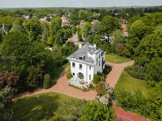 Aan de rand van het Zoniënwoud ligt dit elegante landgoed in het hart van een prachtig bosrijk park met zuidelijke ligging. Het is een...