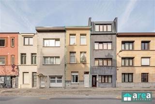 <p><span>Deze ruime gezinswoning is gelegen in de hippe Boho wijk meer bepaald aan het Koxplein, tussen het Moorkensplein en Zurenborg. Het betreft een ruime, doch te renoveren woning met 4 slaapkamers, koer en veranda (terras). Omwille van de ligging ben je op een steenworp verwijderd van verschillende leuke adresjes. In de omgeving is er absoluut geen gebrek aan winkels, scholen, apothekers, horeca gelegenheid en zoveel meer!</span></p><p><span> </span></p><p><span>Grootste troeven:</span></p><p><span>-Centrale locatie in hippe buurt!</span></p><p><span>-Veel potentieel</span></p><p><span>-4 ruime slaapkamers</span></p><p><span>-Koer &amp; terras aanwezig</span></p><p><span>-Geen energetische renovatieverplichting!</span></p><p><span> </span></p><p><span>(Huidige) indeling:</span></p><p><span>-Kelder: Ruim (30m²), ideaal voor stockage.</span></p><p><span>-GLVL: Op het gelijkvloers bevindt zich een ruime &amp; lichtrijke leefruimte die eenvoudig kan worden verbonden met de aangrenzende eetkamer. Aansluitend treffen we de keuken, die toegang biedt tot een compacte koer (ca. 3 m²), ideaal voor een frisse buitenruimte. Verder is er op dit niveau een praktische badkamer voorzien van douche en toilet.</span></p><p><span>-V1: De 1</span><span><sup>ste</sup></span><span> verdieping omvat aan de voorzijde een masterbedroom (25 m²). Daarnaast bevindt zich de 2</span><span><sup>de</sup></span><span> slaapkamer (12 m²). Achteraan vinden we een 2</span><span><sup>de</sup></span><span> badkamer (5 m²), uitgerust met ligbad &amp; toilet. Deze ruimte geeft bovendien toegang tot een veranda/terras (6 m²).</span></p><p><span>-V2: Op de bovenste verdieping zijn nog 2 bijkomende slaapkamers aanwezig (15m² &amp; 10 m²).</span></p><p><span> </span></p><p><span>Voor meer informatie kan u terecht bij Area Partners: Info@area.be of 03/284.60.60</span></p>