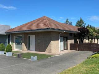 Gelegen langs een drukke invalsweg richting het centrum van Lichtervelde, niet ver van het treinstation en de afrit A17 staat deze kantoor- of praktijkruimte te huur van ca. 110 m².Indeling:- inkom- bureel- wachtruimte- berging- open landschapskantoor/praktijkruimte (ca. 65 m²)- sanitair gedeelte + doucheParkeergelegenheid voor de deur. Specificaties:- instapklaar- nieuwe elektriciteit- verwarming op gas (volledig vernieuwd)- nieuwe condensatieketelPraktijkruimte uitermate geschikt voor medisch of paramedisch beroep.Bent u op zoek naar bedrijfsvastgoed bestaande uit een kantoor- of praktijkruimte te huur in Lichtervelde? Aarzel dan niet om ons te contacteren op het nummer 051 21 22 23.