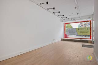<p><span>Ce local commercial de plain-pied présente un agencement pratique et clair et se prête à diverses activités professionnelles ou commerciales. Dès l'entrée, on trouve un espace commercial de 35 m², idéal comme boutique, espace d'accueil ou salle de réception, avec un accès direct à une terrasse de 10,5 m² et au hall. Le hall donne accès aux toilettes. Plus loin dans le local, on trouve un deuxième espace de 29,5 m², qui peut être aménagé en espace commercial supplémentaire, en bureau, en cabinet ou en atelier. À côté se trouve également une petite cuisine, qui offre un confort supplémentaire. Grâce à la combinaison de ces espaces intérieurs, ce local se prête parfaitement à une profession libérale, à une activité de services ou à un commerce.</span></p>
