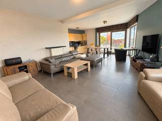 <p><span>SCHITTEREND DAKAPPREMENT MET HEEL VEEL WOON- EN BUITENRUIMTE</span></p><p><span> </span></p><p><span>Met de lift naar het derde verdiep waar dit appartement kan uitpakken met een warme gezelligheid.  <br />Dit hoek-appartement geniet van een praktische indeling, heel veel ruimte en zalige glaspartijen die de zon laten binnenkijken.  <br /><br />Aangename leefruimte waar zithoek, eethoek en keuken harmonieus verbonden zijn.  <br />De keuken kreeg een degelijke uitrusting, aansluitend is een praktische berging.<br /><br />Er zijn 2 ruime kamers, een dressingkamer en een nette badkamer.  <br />Met apart toilet en handige bergkast in de nachthal.  <br /><br />Achteraan is een enorm terras, een aangenaam open zicht zorgt er voor gezellige buitenmomenten.<br />Er is een privatieve parkeerplaats en een extra berging op het gelijkvloers, handig voor fietsen en meer.  </span></p><p><span> </span></p><p><span>VLOT GELEGEN<br />ZALIG TERRAS<br />VEEL LICHT<br />CARPORT<br /><br /></span></p>