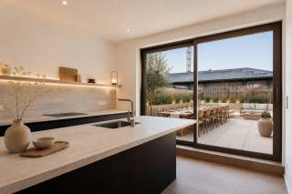 Deze exclusieve duplex in residentie Opera 12 werd recent volledig gestript en hoogwaardig gerenoveerd. U geniet hier van het comfort, de afwerking en de energiezuinigheid van een nieuwbouw, gecombineerd met een absolute topligging in het centrum van Antwerpen.<br /><br />De lichtrijke leefruimte met grote raampartijen geeft uit op een aangenaam terras aan de voorzijde, met een uniek zicht op het iconische Operagebouw. Achteraan bevindt zich de volledig uitgeruste open keuken met kookeiland en kwalitatieve inbouwtoestellen, aangevuld met een praktische berging.<br /><br />Een absolute blikvanger is het royale zonneterras van ca. 50 m² aan de achterzijde. Hier geniet u in alle rust en privacy van lange zomeravonden, gezellige diners of een ontspannen moment in de zon, midden in de stad.<br /><br />Op de bovenverdieping bevinden zich drie volwaardige slaapkamers en twee stijlvol afgewerkte badkamers, waardoor deze woning perfect geschikt is voor gezinnen, thuiswerkers of wie op zoek is naar extra ruimte en comfort.<br /><br />De ligging is ongeëvenaard: de Meir, het Stadspark, de Zoo, tal van restaurants, winkels en openbaar vervoer bevinden zich op wandelafstand. Hier woont u in het bruisende hart van Antwerpen, zonder in te boeten aan rust en woonkwaliteit.<br /><br />Een zeldzame kans voor wie op zoek is naar een luxueuze, instapklare duplex met drie slaapkamers, twee badkamers en een uitzonderlijk terras in het stadscentrum.<br /><br />Interesse? Contacteer LISTED via +32 3 283 51 51 voor een bezoek.