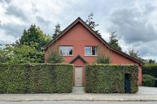 Instapklare open bebouwing met EPC A, 180 m² bewoonbare oppervlakte en zonnige tuin
Deze woning uit 1958 werd gerenoveerd naar de hedendaagse standaard met oog voor energie en kwaliteit
Het gelijkvloers biedt een ruime en lichtrijke leefruimte van ongeveer 70 m², waar woonkamer, eetkamer en keuken in een U-vorm rond de traphal werden gebouwd. Grote raampartijen zorgen voor een overvloed aan natuurlijk licht en een mooi zicht op het omliggende groen.
De moderne keuken is uitgerust met kwalitatieve AEG-toestellen, waaronder een stoomcombi-oven, combi-microgolfoven, inductiekookplaat, koelkast, vaatwasser en Quooker.
Op de verdieping bevinden zich twee ruime slaapkamers, een bureauruimte en een recent vernieuwde badkamer met inloopdouche, dubbele lavabo en toilet. Via een trap in de bureelruimte bereik je de zolderverdieping, die dankzij twee grote dakramen werd ingericht als een volwaardige slaapkamer van circa 23 m².
Extra comfort wordt geboden door airconditioning in de leefruimte en slaapkamers, HR++-beglazing, een ventilatiesysteem en zonnepanelen. De woning behaalt hierdoor een uitstekend EPC A-label.
Buiten geniet je van een perceel van 510 m² met een zonnige zuidwestgerichte tuin, veel privacy en een ruim terras van ongeveer 35 m². De volwassen tuin zorgt voor een aangenaam klimaat.
Verder beschikt de woning over een inpandige garage, parkeerplaats voor twee wagens op eigen terrein, een praktische wasplaats van 12 m² en een droge kelder.
De ligging vormt een extra troef: openbaar vervoer, scholen, winkels en het ziekenhuis bevinden zich allemaal op wandelafstand.