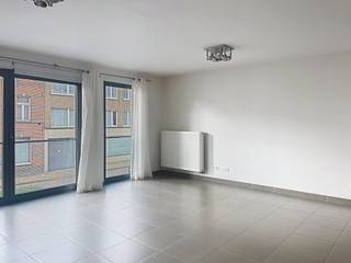 Appartement te huur met twee slaapkamers in Sint-Andries vlakbij het centrum van Brugge en het station.Indeling:1°V.: Inkomhal met gastentoilet...