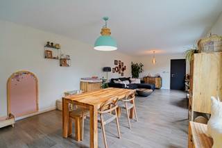 Deze stijlvolle en perfect instapklare woning bevindt zich op een rustige locatie gebouwd in tweede bouwlijn en biedt alle hedendaagse...