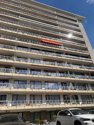 Gezellig en zonnig appartement, met groot uitgestrekt terras<br />Wordt privé verkocht<br />8 ste verdieping<br />Gem kosten: 383/maand<br />Bewoonb opp 79m2, 2 slaapkamers<br />Epc B, 164<br />Mobiscore 9.3/10