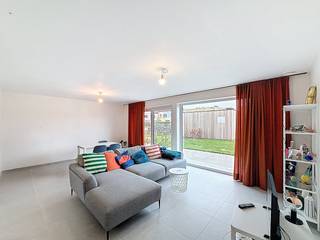 Deze huurwoning, gelegen in de gegeerde woonwijk De Vloei, biedt een unieke kans voor wie op zoek is naar ruimte en rust. Deze nieuwbouwwoning...